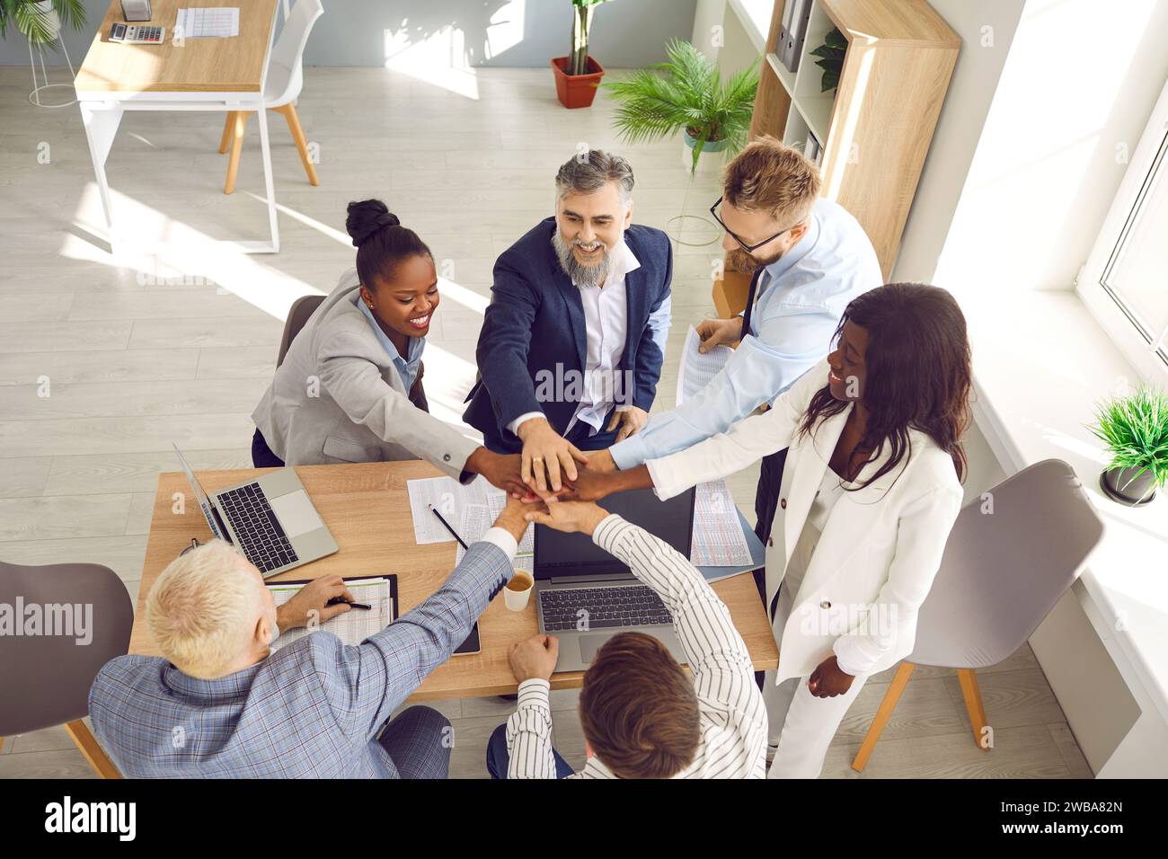 Motivierte Geschäftsleute legen ihre Hände zusammen, Ansicht von oben Stockfoto