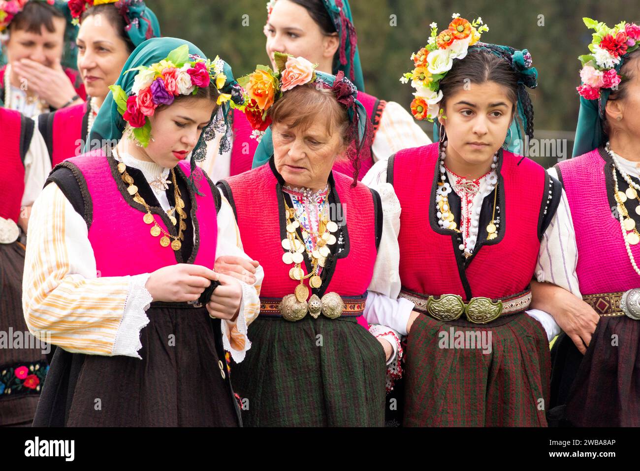 Gruppe von Tänzerinnen aus dem Dorf Kliment, Region Karlovo, in traditionellen Volkstrachten beim Simitlia-Festival in Simitli, Bulgarien Stockfoto