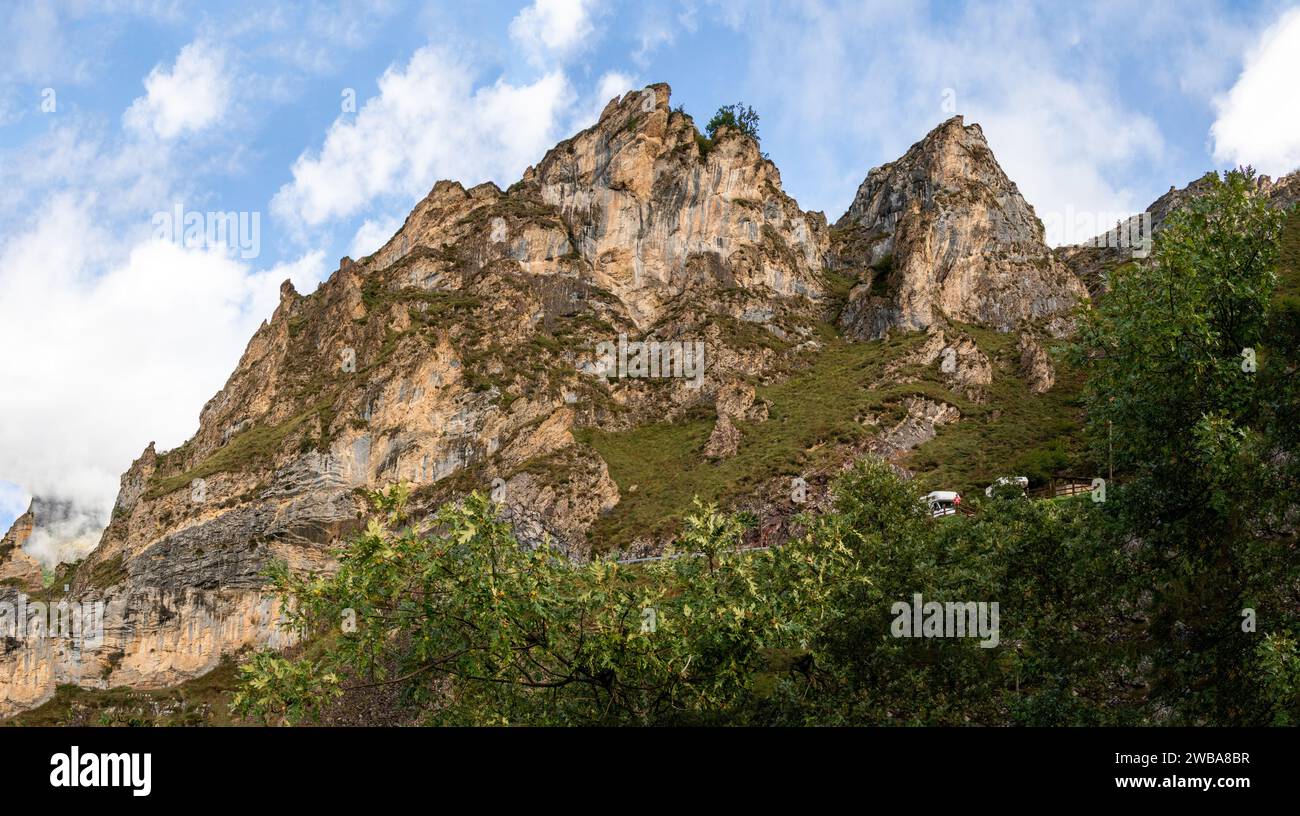 Atemberaubende Berge und Landschaften im Nationalpark Picos de Europe in Nordspanien Stockfoto
