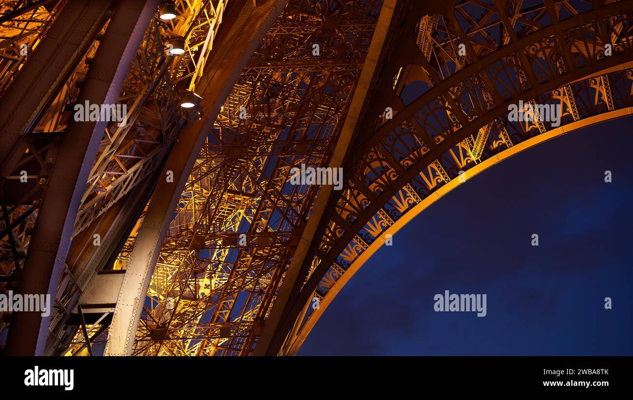 Eiffelturm aus nächster Nähe Stockfoto