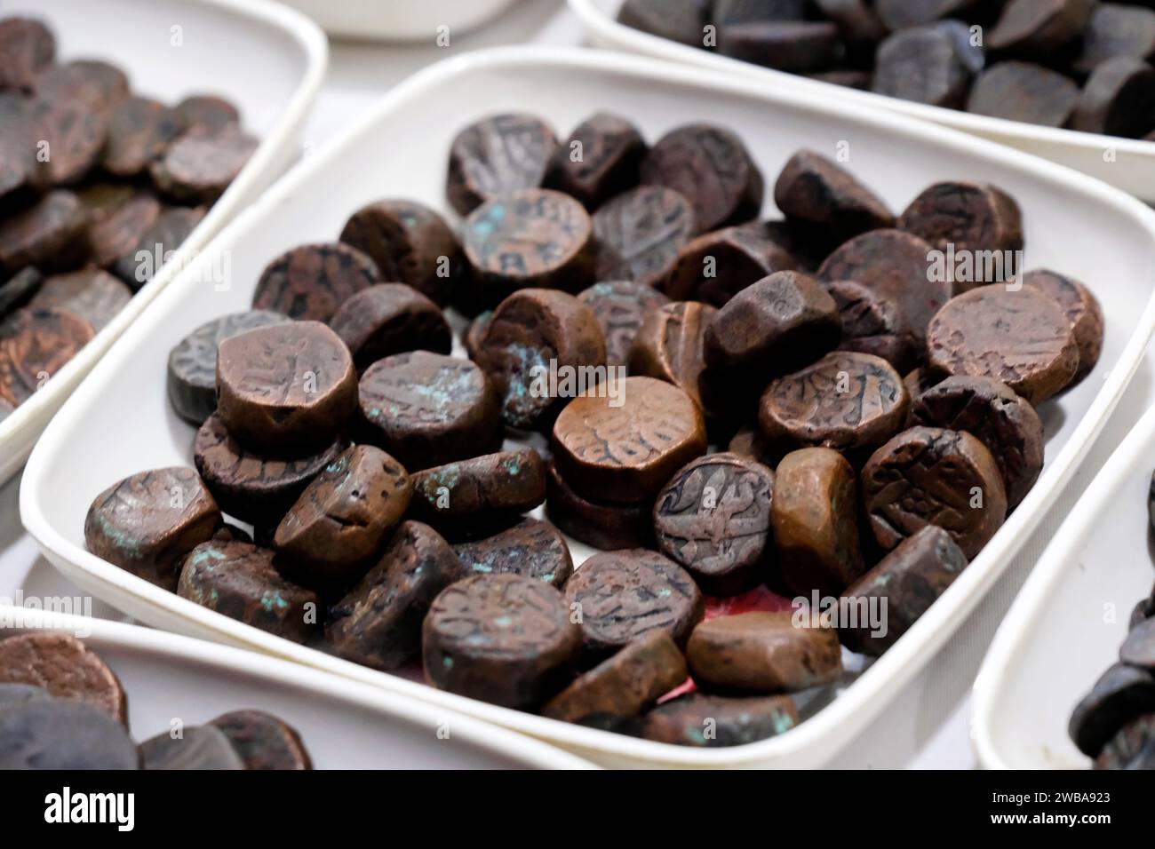 Sehr seltene alte Münzen des Mogulreichs. Stockfoto