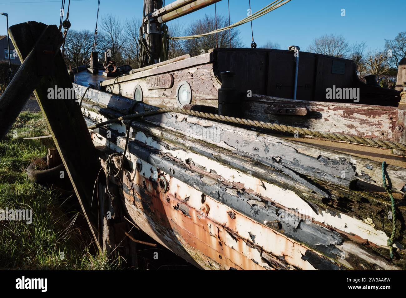 Nahaufnahme der Seite eines alten hölzernen Schiffes, das Rostflecken und verfaulte Hölzer abblättert Stockfoto