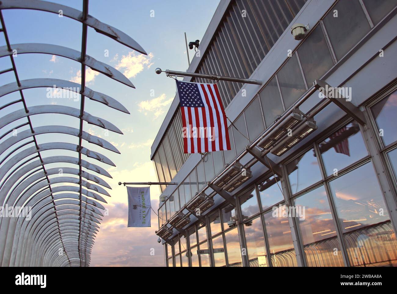 Bandiera americana sull' Empire State Building Stockfoto