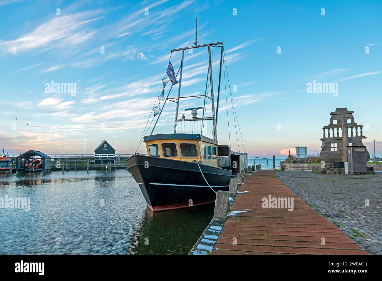 Hafen vom historischen Dorf Hindeloopen am IJsselmeer in Friesland, Niederlande Stockfoto