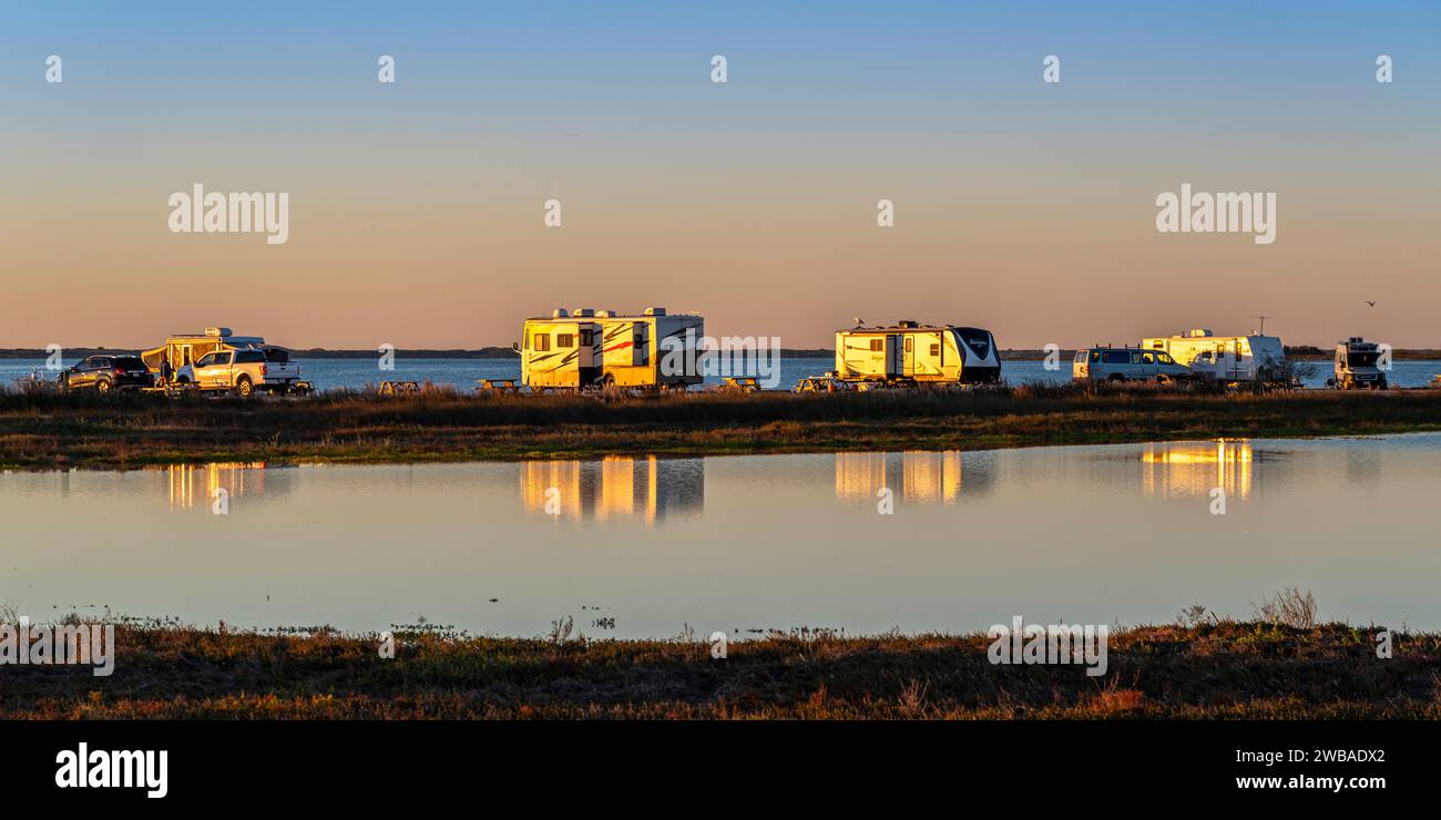 Freizeitfahrzeuge campen auf Laguna Madre in Padre Island National Seashore in Texas. Stockfoto
