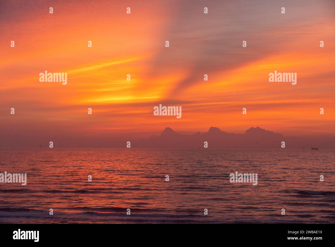 Sonnenaufgang am Mustang Island Beach in der Nähe von Port Aransas, Texas. Stockfoto