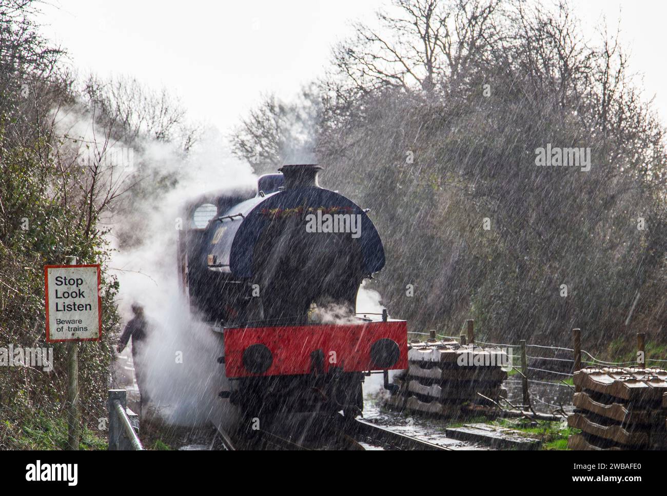 Avon Valley Heritage Dampfzug Wimblebury Hunslet Motor Nr. 3839 wechselte Gleise Bitton bei Bristol an einem sehr nassen Tag Stockfoto