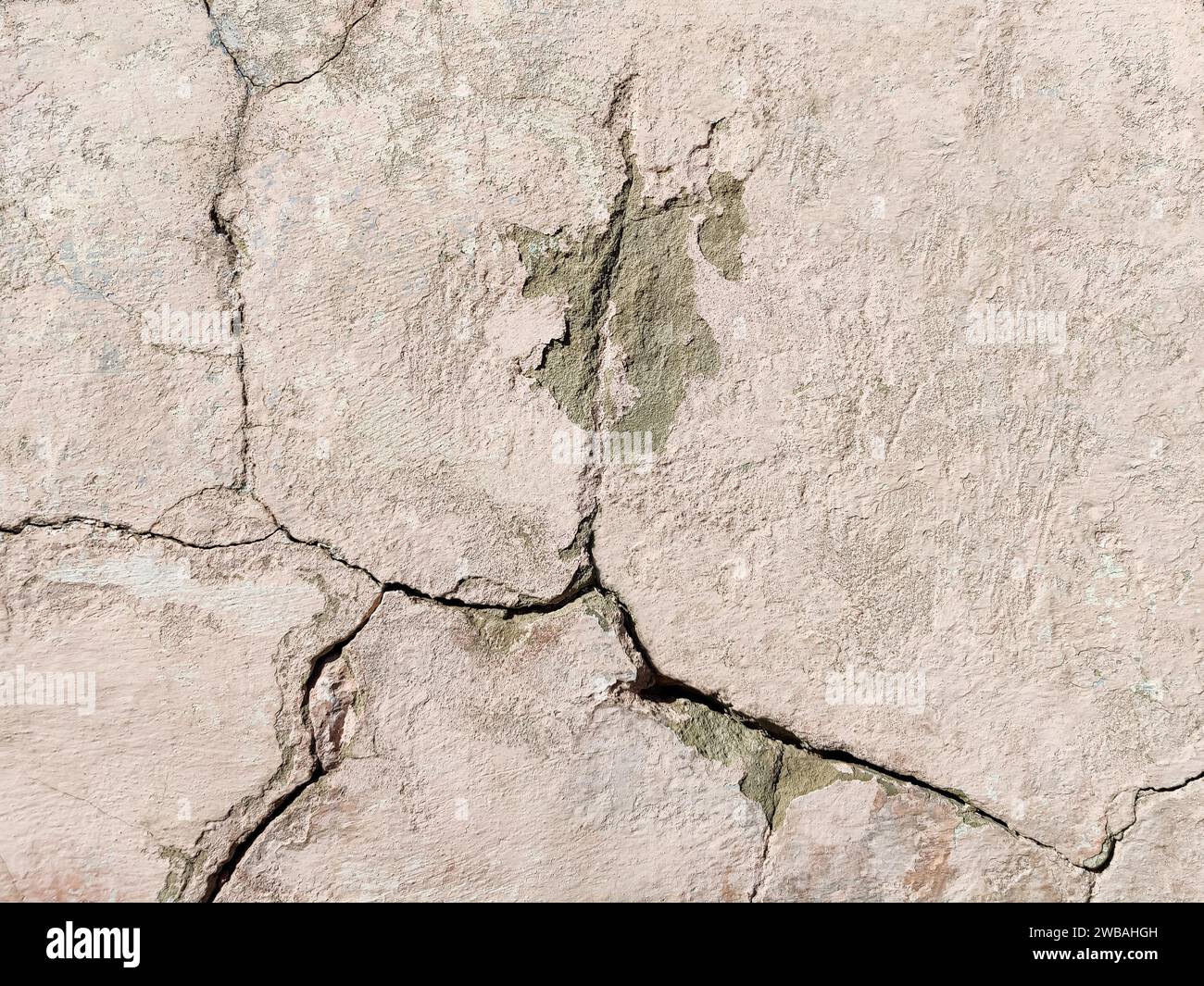 Die Mauer eines alten Gebäudes mit zerbröckelndem Putz und vielen gewundenen, tiefen Rissen. Kopierbereich. Selektiver Fokus. Stockfoto Die Mauer eines alten Gebäudes mit zerbröckelndem Putz und vielen gewundenen, tiefen Rissen. Kopierbereich. Selektiver Fokus. Stockfoto