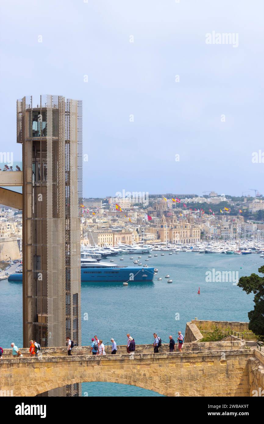 Blick auf den Barrakka Lift, Valletta, Malta, der sich im Graben der Befestigungsanlagen von Valletta befindet und Lascaris Wharf mit St. verbindet Peter und Paul Stockfoto