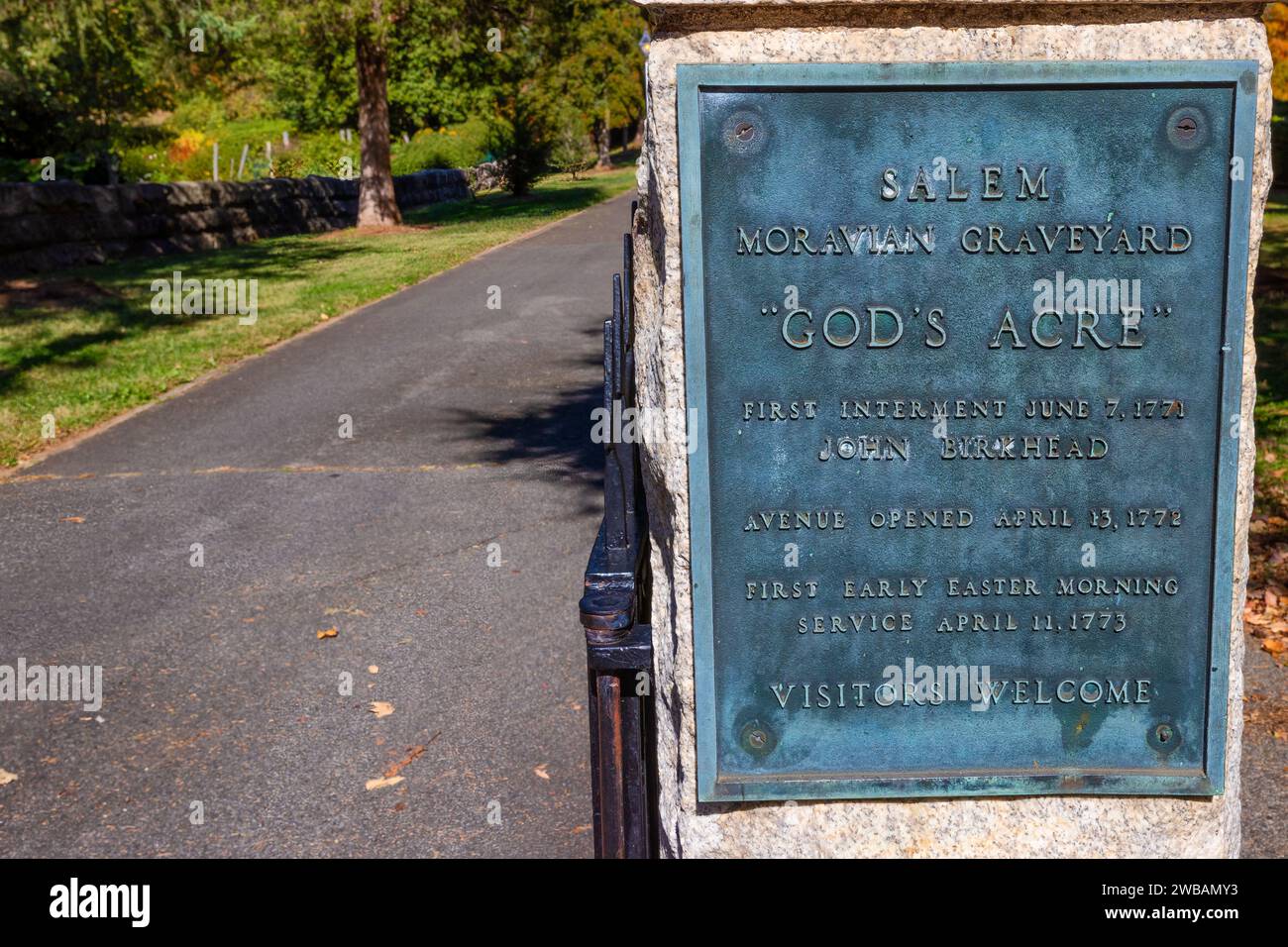 Old Salem, North Carolina, USA – 26. Oktober 2023: Mährischer Friedhof ist noch unter seinem germanischen Namen Goatsucker bekannt. Headsto Stockfoto