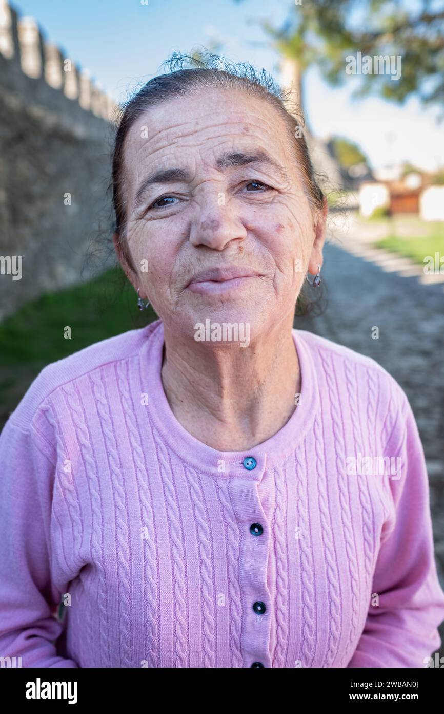 Albanische ältere Frau in Berat, Albanien. Echte Leute auf der Straße. Wunderschönes Porträt einer alten Frau. November 9,2023 Stockfoto