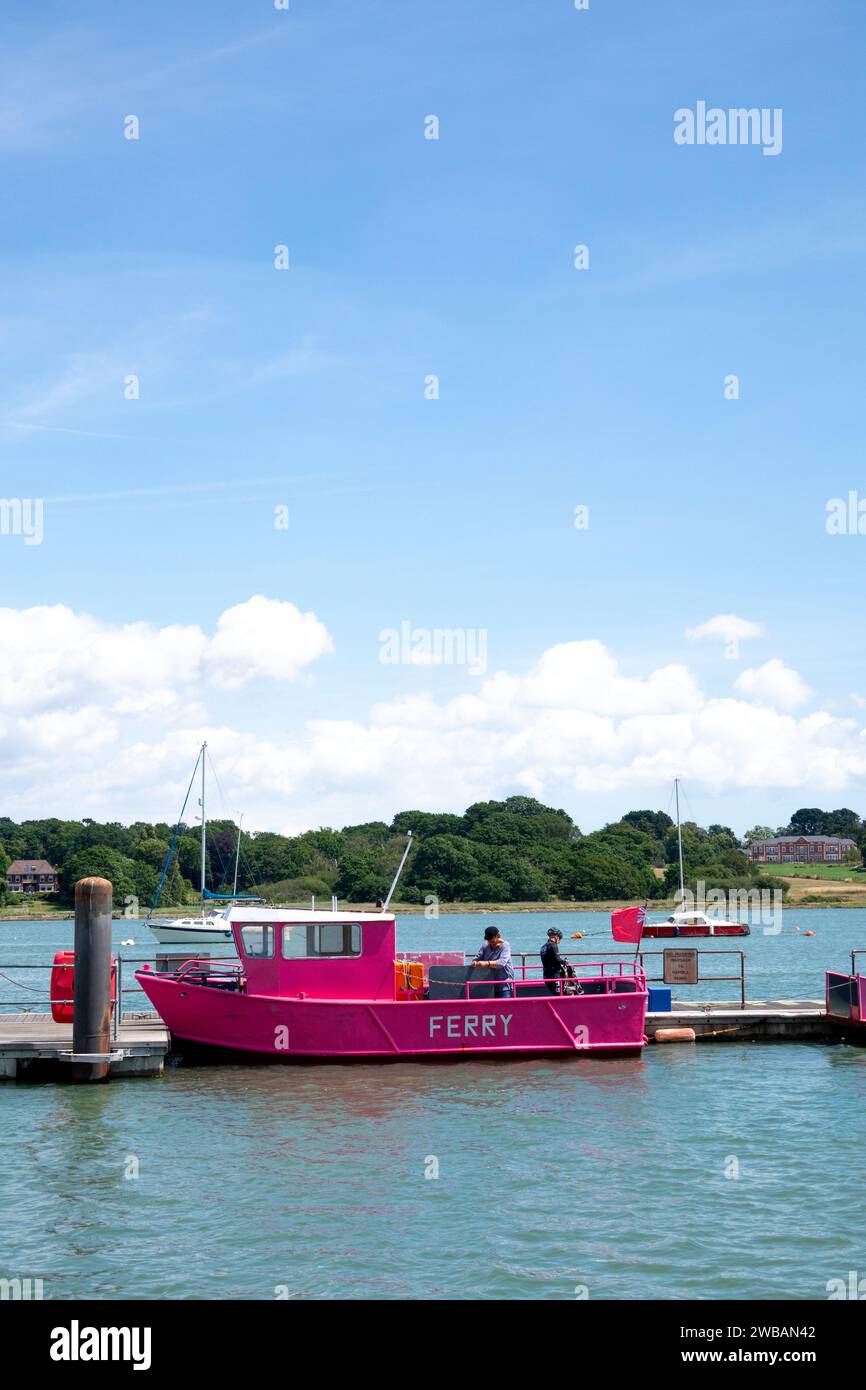 Rosa Fähren auf dem Hamble River hampshire England. Die Fähre von Hamble nach Warsash Stockfoto