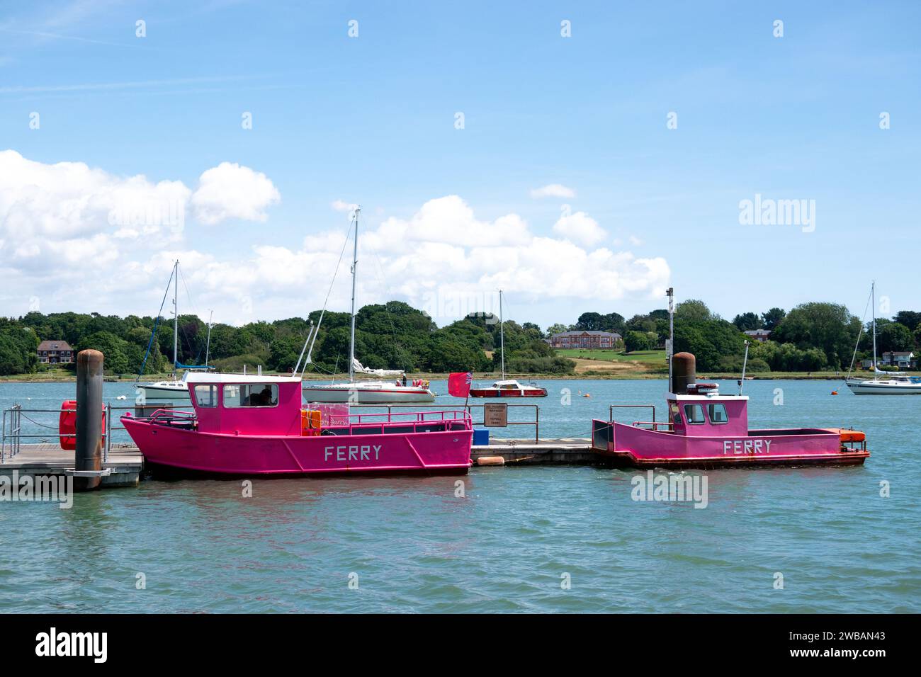 Rosa Fähren auf dem Hamble River hampshire England. Die Fähre von Hamble nach Warsash Stockfoto