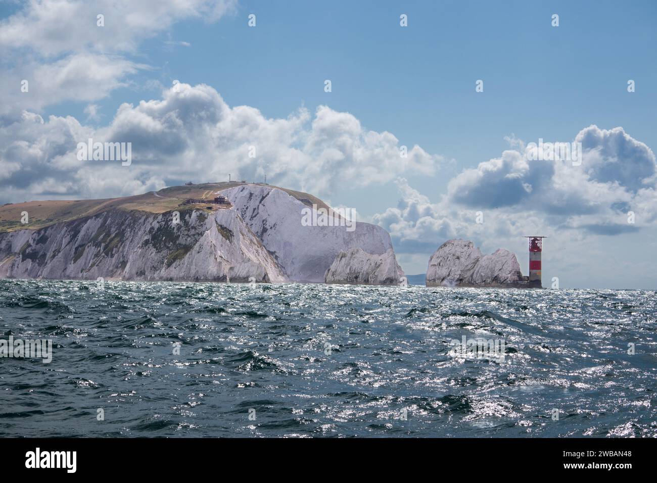 Die weißen Klippen und der Needles Leuchtturm Isle of Wright Hampshire England Stockfoto
