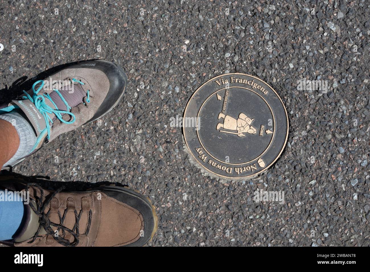 Via Franigena pligramage und North Downs Way weisen Sie in der Nähe von King Street Dover mit verschiedenen Wanderschuhen auf Stockfoto