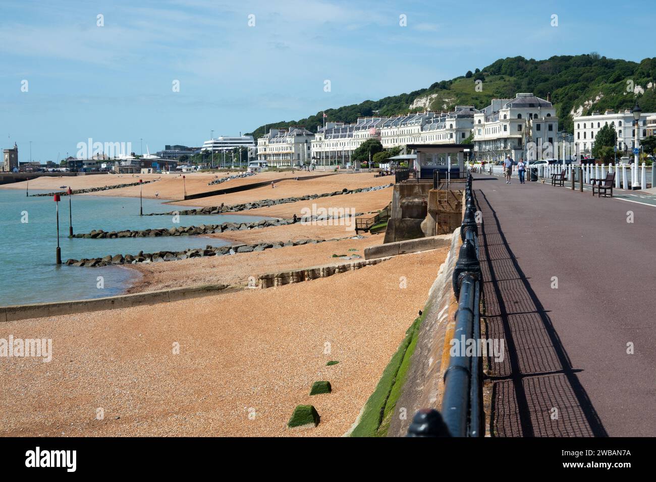 Strand und Promenade am Meer von Dover. Kent England Stockfoto