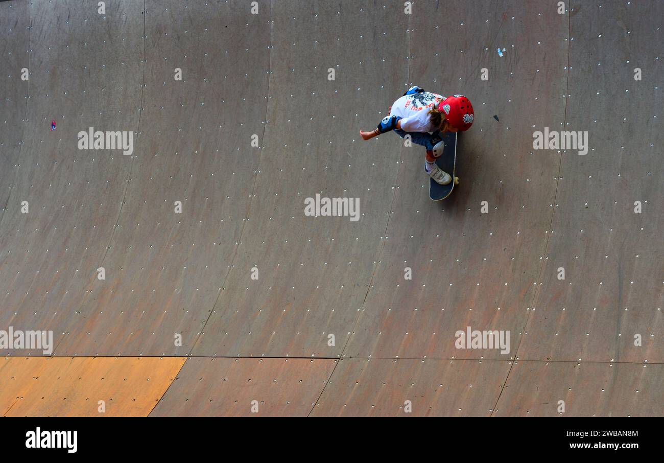 Skateboarder auf Rampe mit starkem Schatten Stockfoto