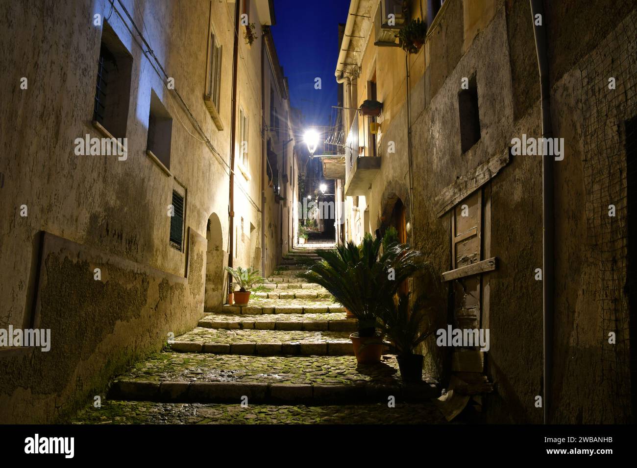 Eine enge Straße eines mittelalterlichen Dorfes in der Provinz Caserta. Stockfoto