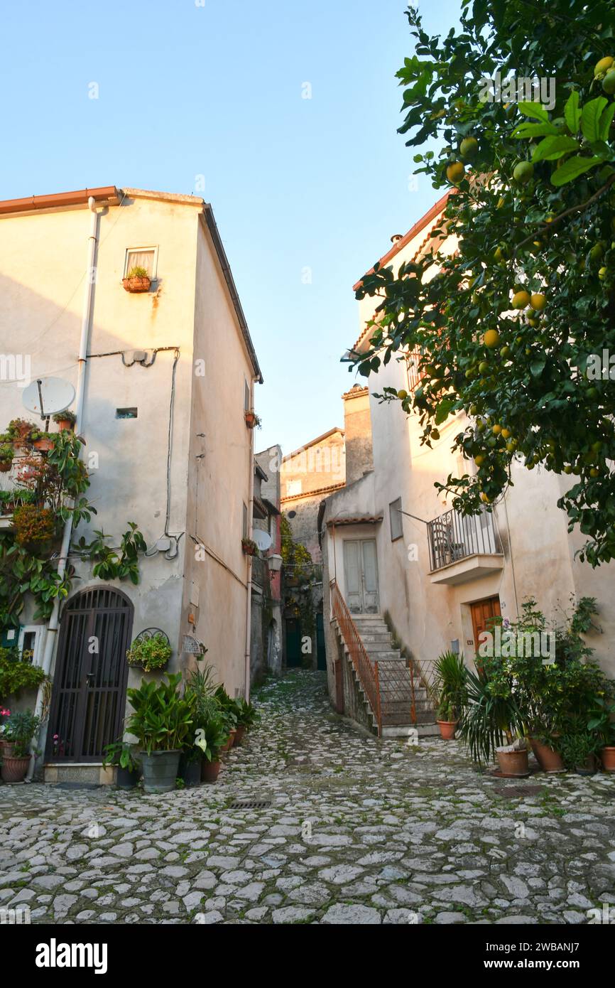 Eine enge Straße eines mittelalterlichen Dorfes in der Provinz Caserta. Stockfoto