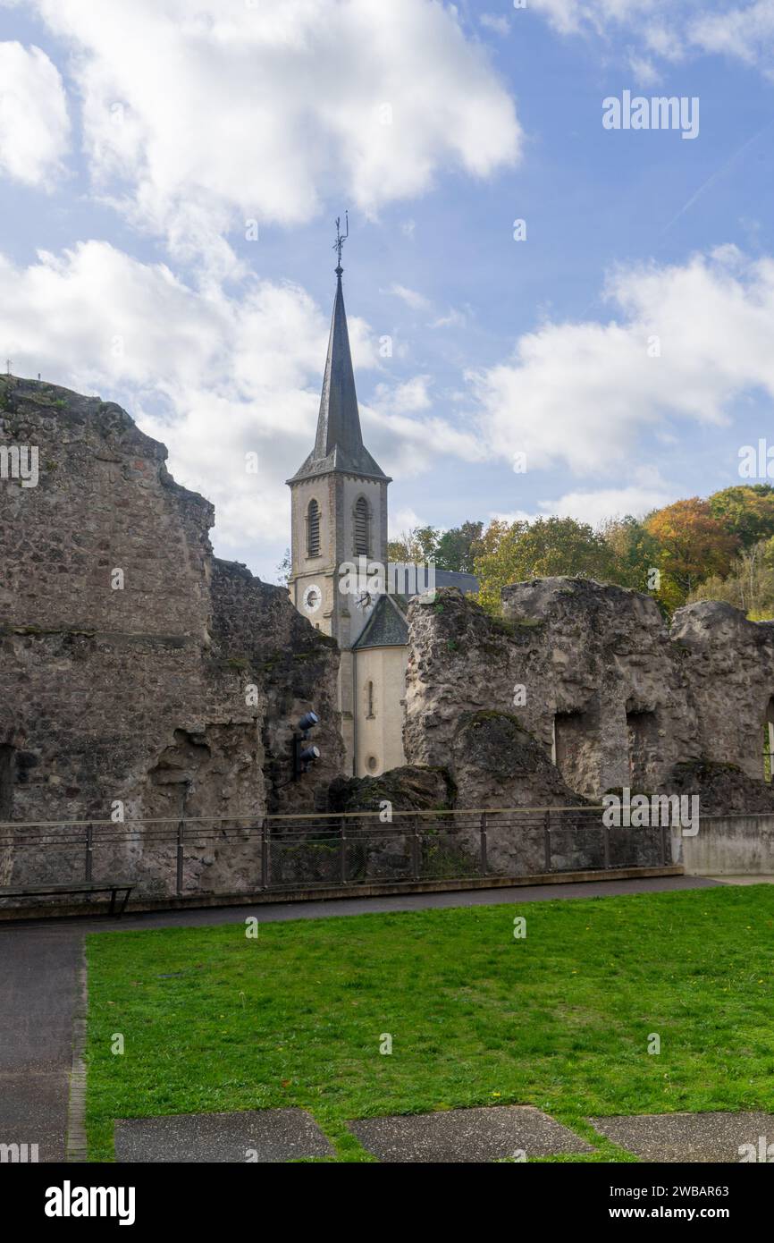 Christliche Kirche zwischen Burgruine im Dorf Useldingen. Stockfoto