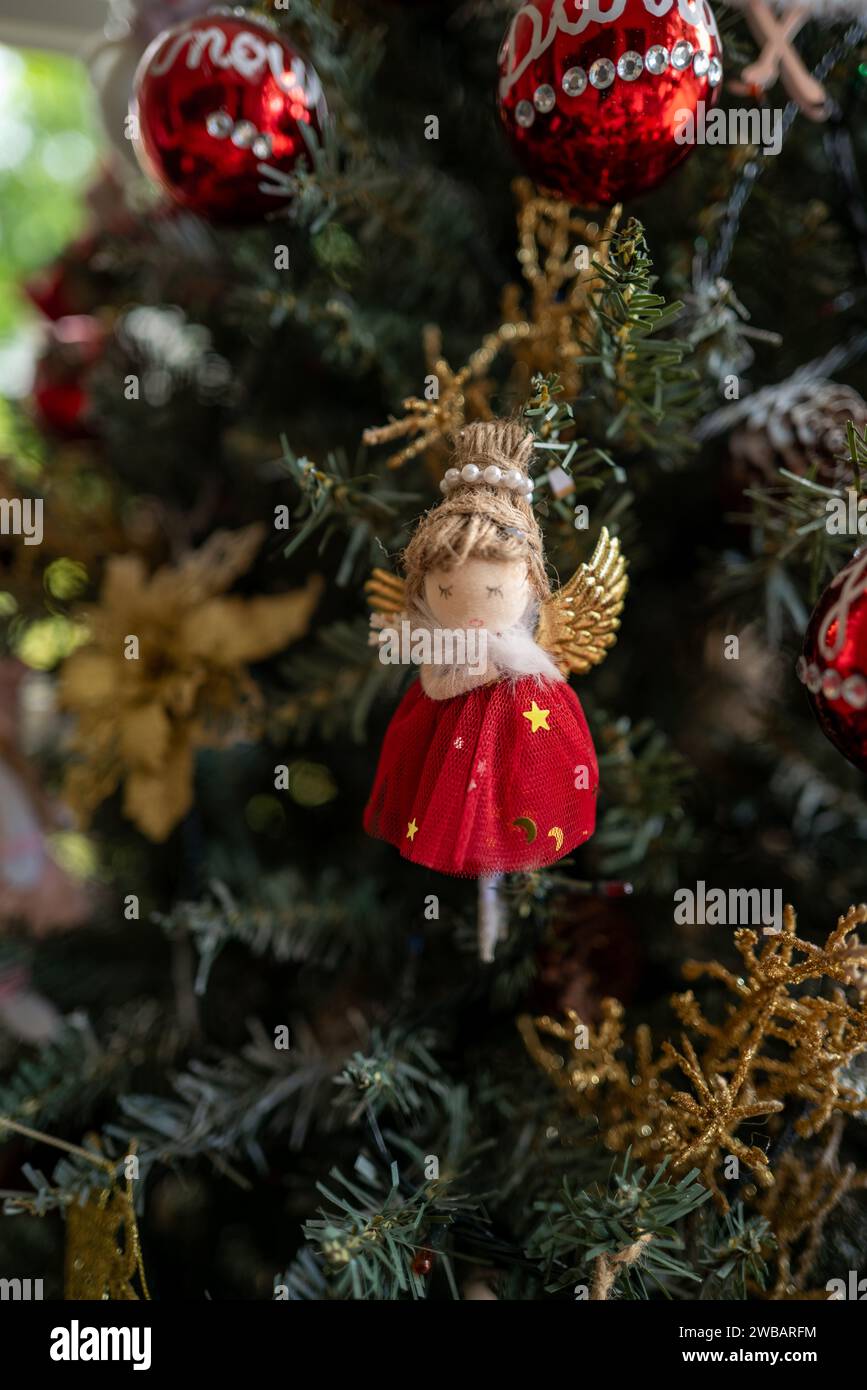 Eine Nahaufnahme eines Ornaments auf einem Weihnachtsbaum Stockfoto