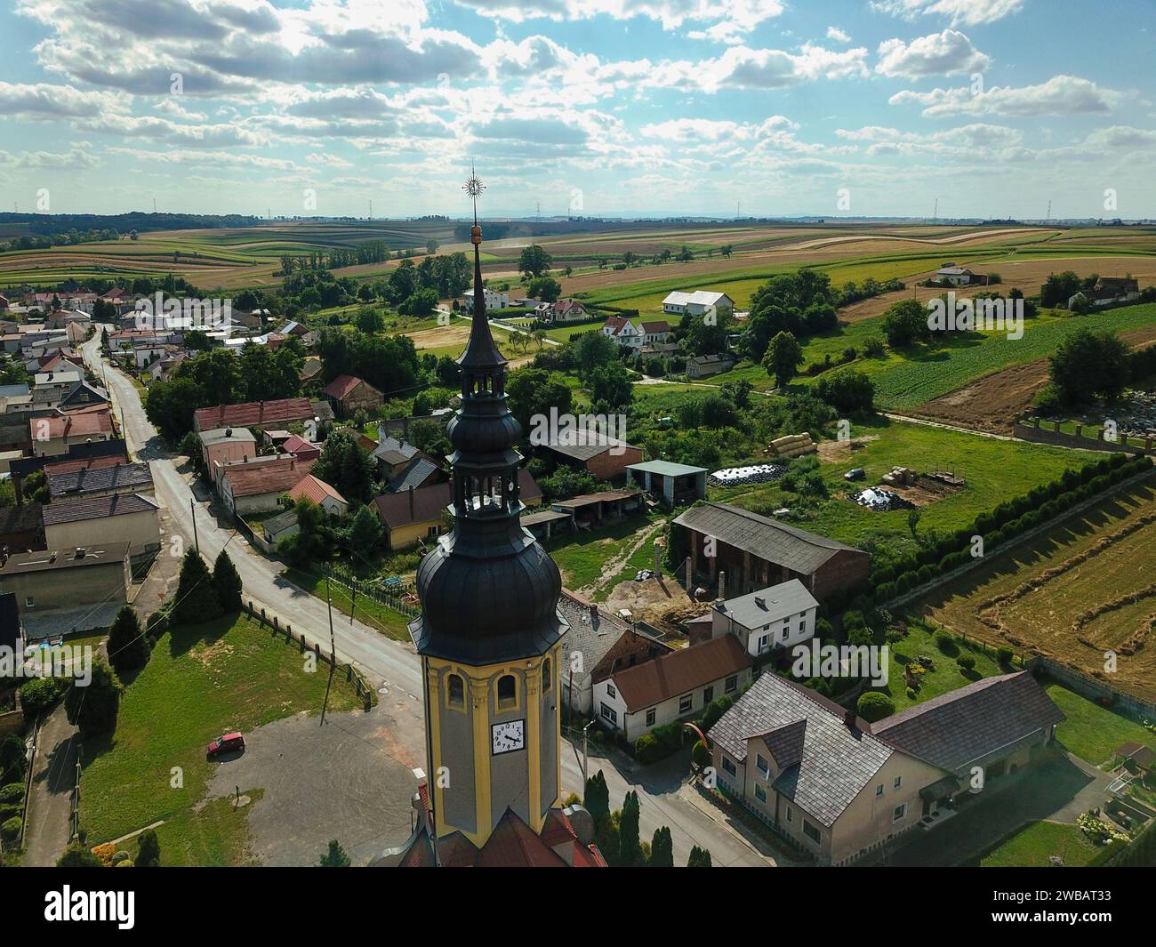 Ein Glockenturm einer Kirche, fotografiert mit einer Drohne in einem kleinen Dorf Stockfoto