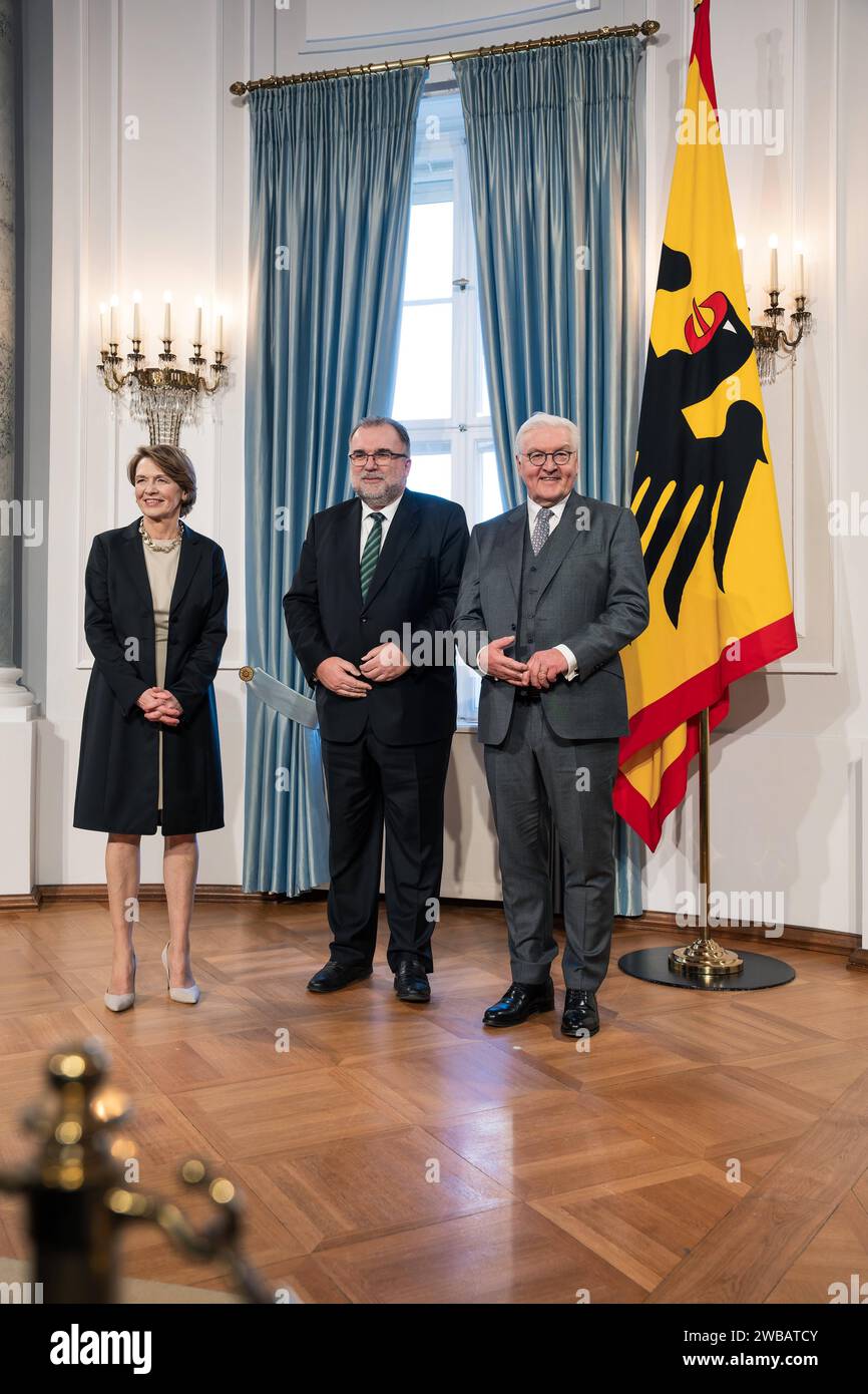 09.01.2024,Berlin,Schloss Bellevue,Neujahrsempfang des Bundespräsidenten Frank-Walter-Steinmeier für Repräsentanten des öffentlichen Lebens und rund 60 engagierte Bürgerinnen und Bürger aus allen Bundesländern.Foto:BP Frank-Walter Steinmeier,Elke Büdenbender,Siegfried Russwurm *** 09 01 2024,Berlin,Schloss Bellevue,Neujahrsempfang von Bundespräsident Frank Walter Steinmeier für Vertreter der öffentliches Leben und rund 60 engagierte Bürger aus allen bundesländern Foto BP Frank Walter Steinmeier, Elke Büdenbender, Siegfried Russwurm Stockfoto