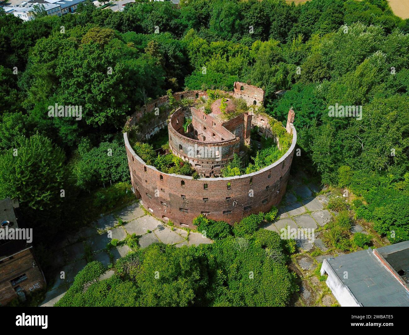 Ein verlassenes altes Militärgebäude, fotografiert von einer Drohne, während die Natur es langsam zurücknimmt Stockfoto