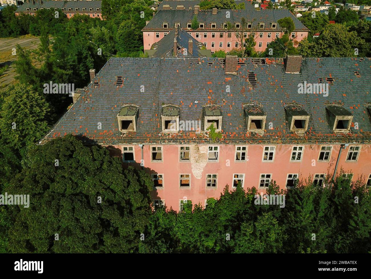 Verlassene Kasernen, fotografiert von einer Drohne, während die Natur sie langsam zurücknimmt Stockfoto