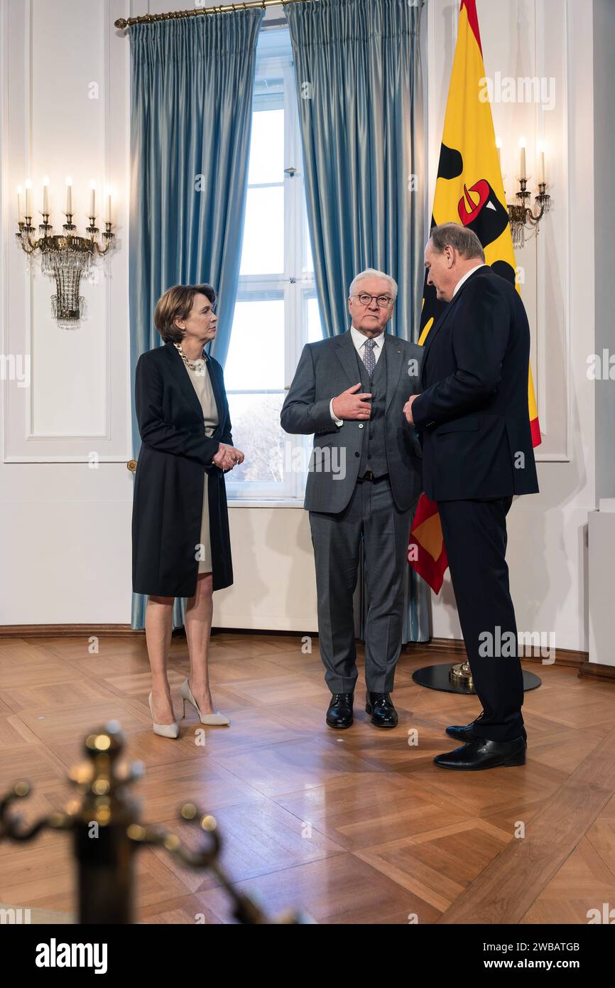 09.01.2024,Berlin,Schloss Bellevue,Neujahrsempfang des Bundespräsidenten Frank-Walter-Steinmeier für Repräsentanten des öffentlichen Lebens und rund 60 engagierte Bürgerinnen und Bürger aus allen Bundesländern.Foto:BP Frank-Walter Steinmeier,Elke Büdenbender,Joachim Rukwied *** 09 01 2024,Berlin,Schloss Bellevue,Neujahrsempfang von Bundespräsident Frank Walter Steinmeier für Vertreter der öffentliches Leben und rund 60 engagierte Bürger aus allen bundesländern Foto BP Frank Walter Steinmeier, Elke Büdenbender, Joachim Rukwied Stockfoto