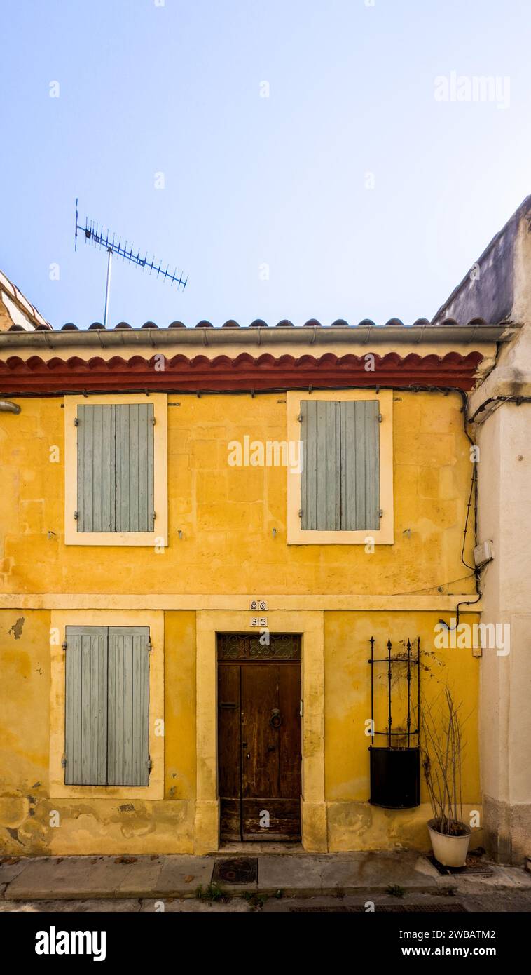 Arles, Frankreich, 9. September 2023, Blick auf ein gelbes Wandhaus mit geschlossenen Rollläden in der Grand Couvent Street Stockfoto