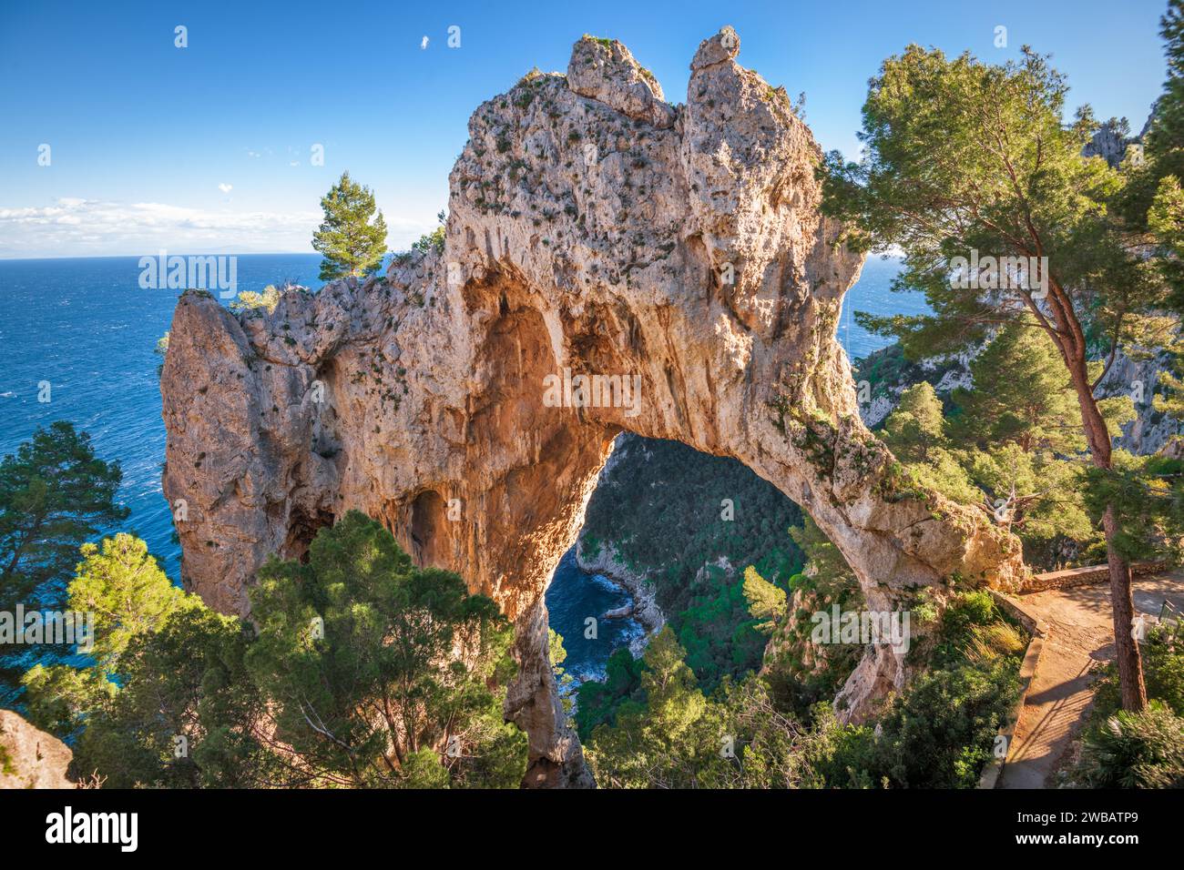 Der Naturbogen „Arco Naturale“ in Capri, Italien. Stockfoto