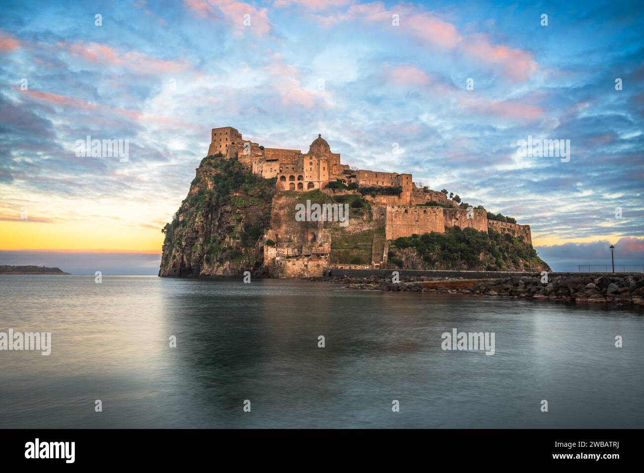 Ischia, Italien mit aragonesischer Burg im Mittelmeer in der Abenddämmerung. Stockfoto