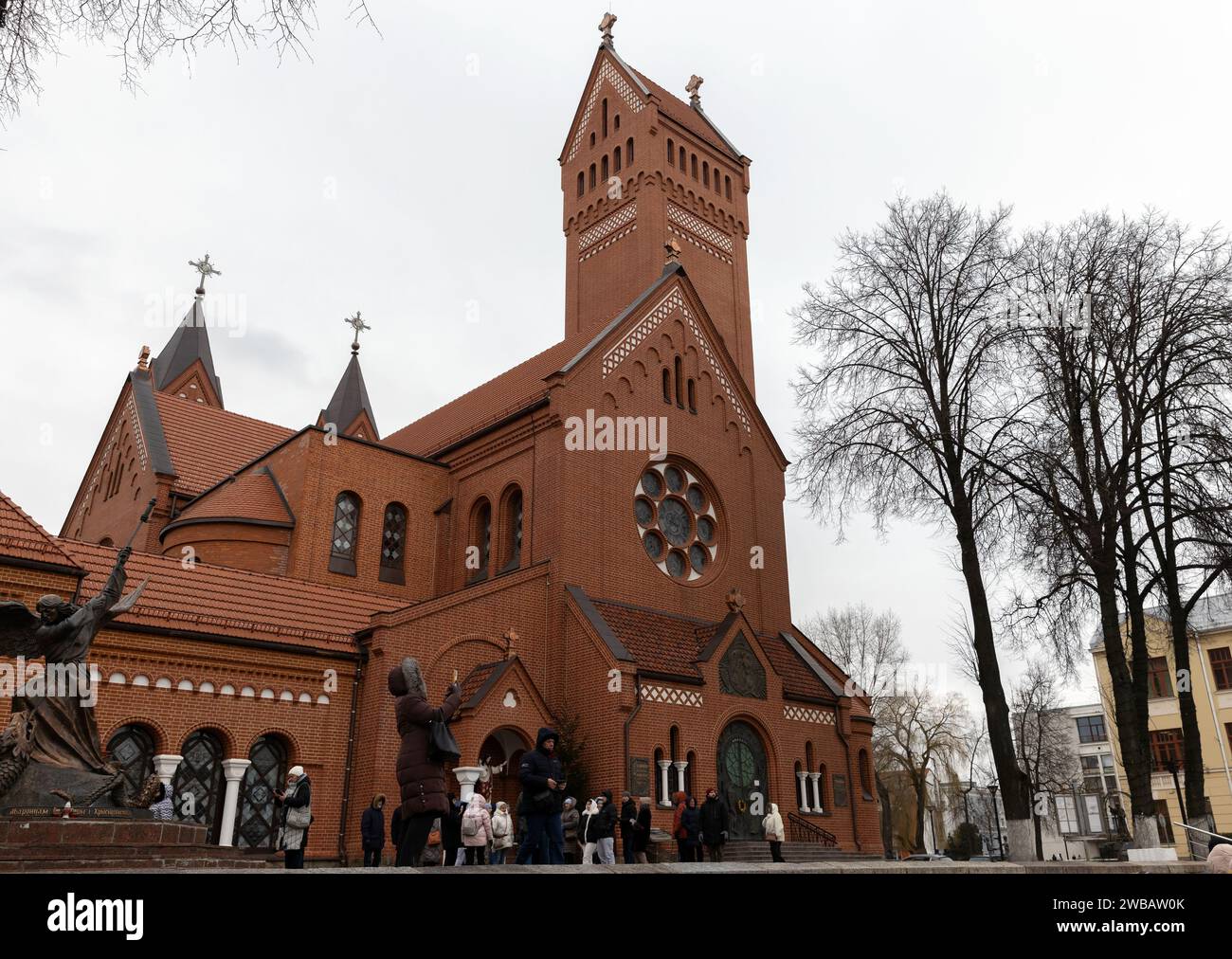 Minsk, Weißrussland - 3. Januar 2024: Touristen sind an einem Wintertag vor der Kirche der Heiligen Simon und Helena Stockfoto