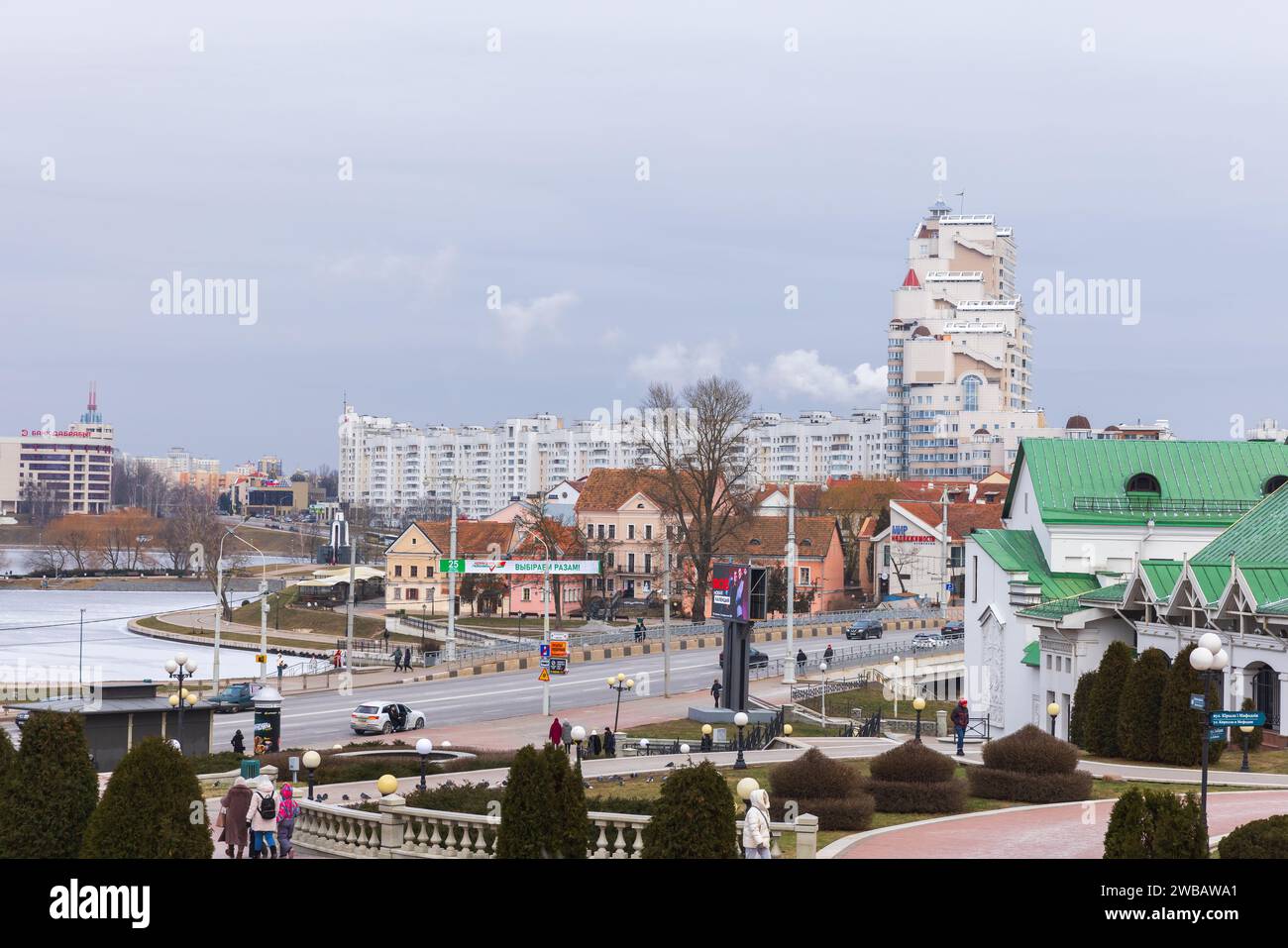 Minsk, Weißrussland - 3. Januar 2024: Stadtbild mit Dreifaltigkeitsvorort und modernen Wohnhäusern im Hintergrund Stockfoto