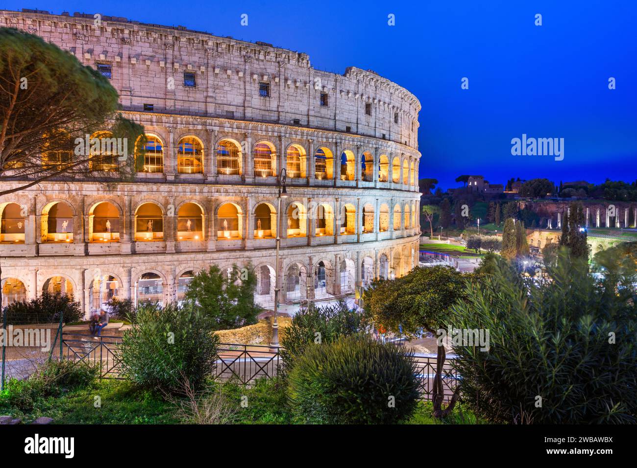Rom, Italien mit dem Kolosseum in der Nacht. Stockfoto