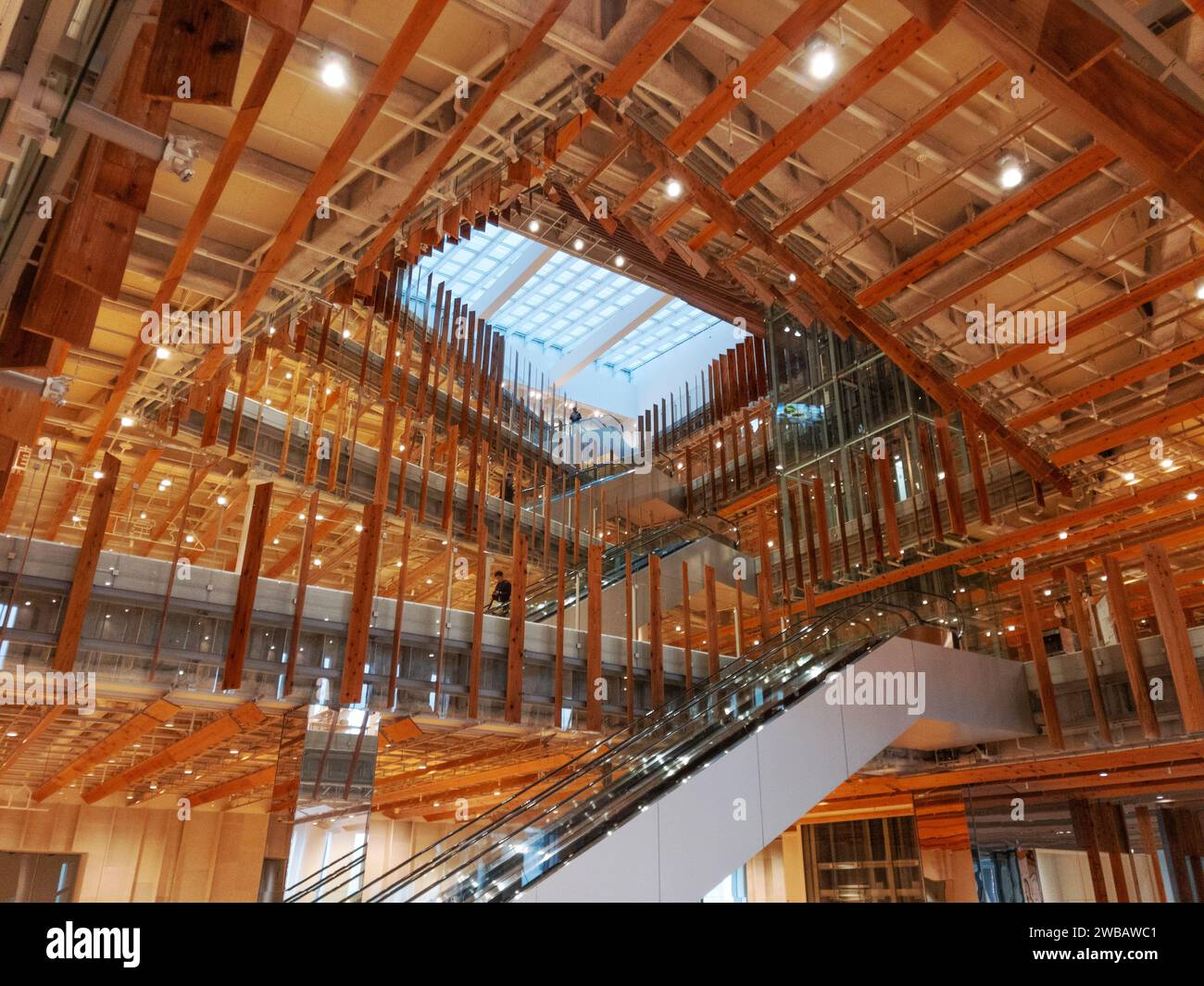 TOYAMA, JAPAN - 30. JANUAR 2017: In der Toyama City Public Library. Das Gebäude wurde 2015 eröffnet. Stockfoto