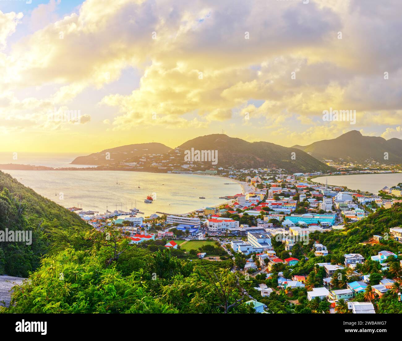Philipsburg, Sint Maarten, niederländische Antillen Stadtbild am Großen Salzteich in der Abenddämmerung. Stockfoto