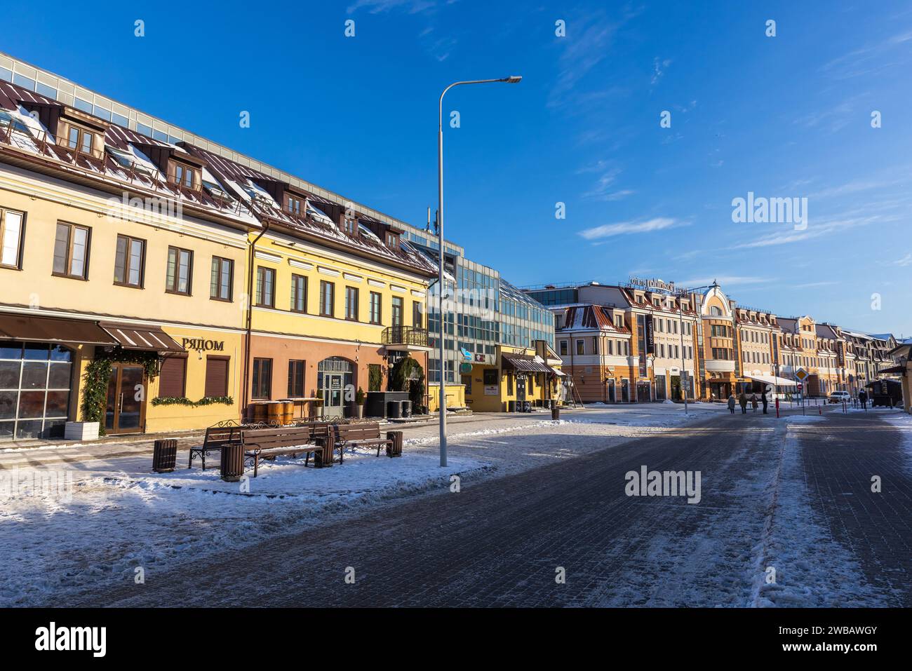Minsk, Weißrussland - 7. Januar 2024: Blick auf die Zybitskaja Straße an einem Wintertag gehen Touristen die Straße Stockfoto