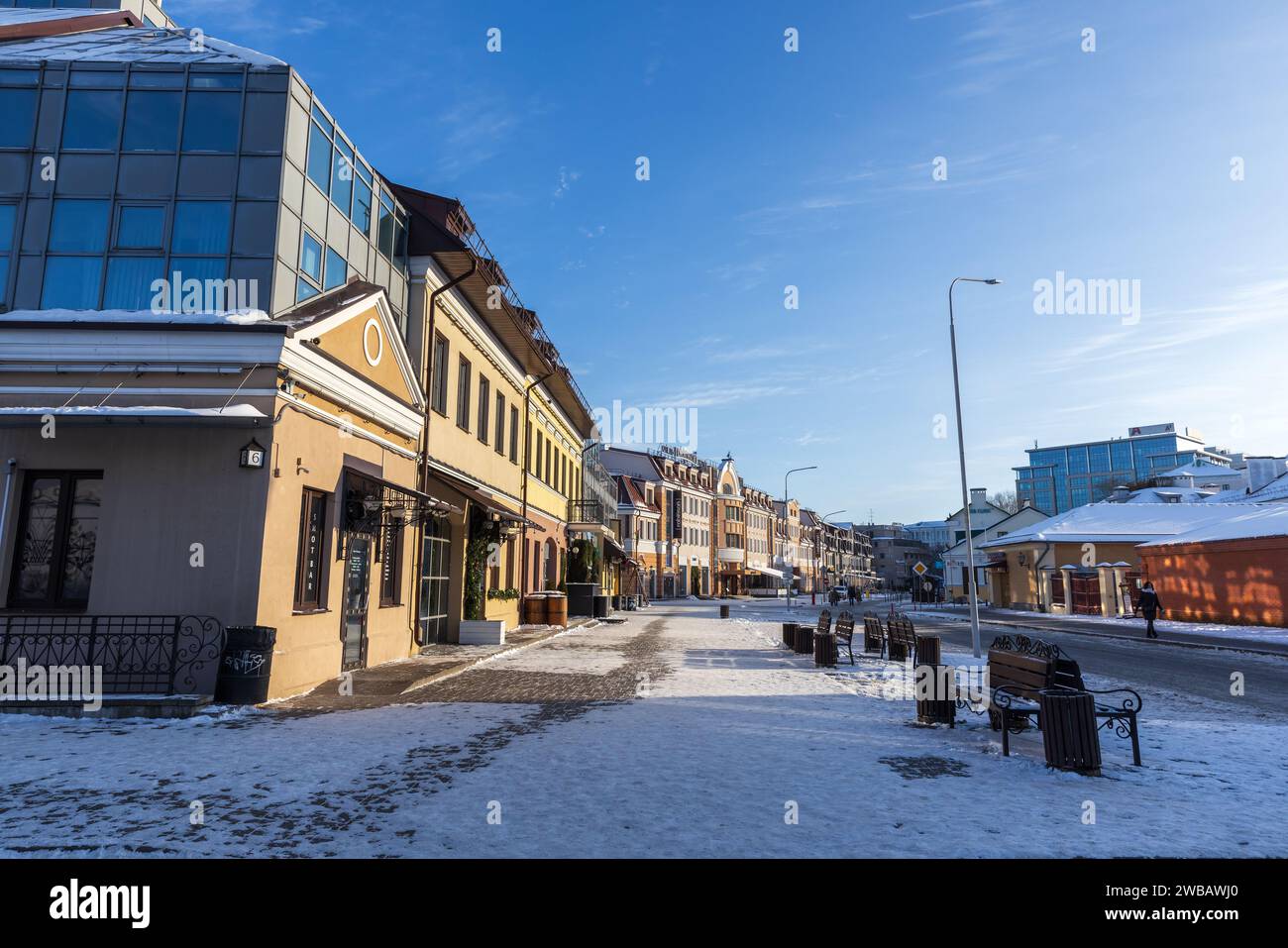 Minsk, Weißrussland - 7. Januar 2024: Blick auf die Zybitskaja-Straße an einem Wintertag gehen die Menschen auf der Straße Stockfoto