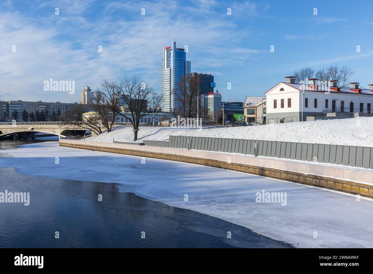 Minsk, Weißrussland - 7. Januar 2024: Stadtbild mit der Khlusov-Brücke und dem gefrorenen Fluss Svislach in Minsk Stockfoto