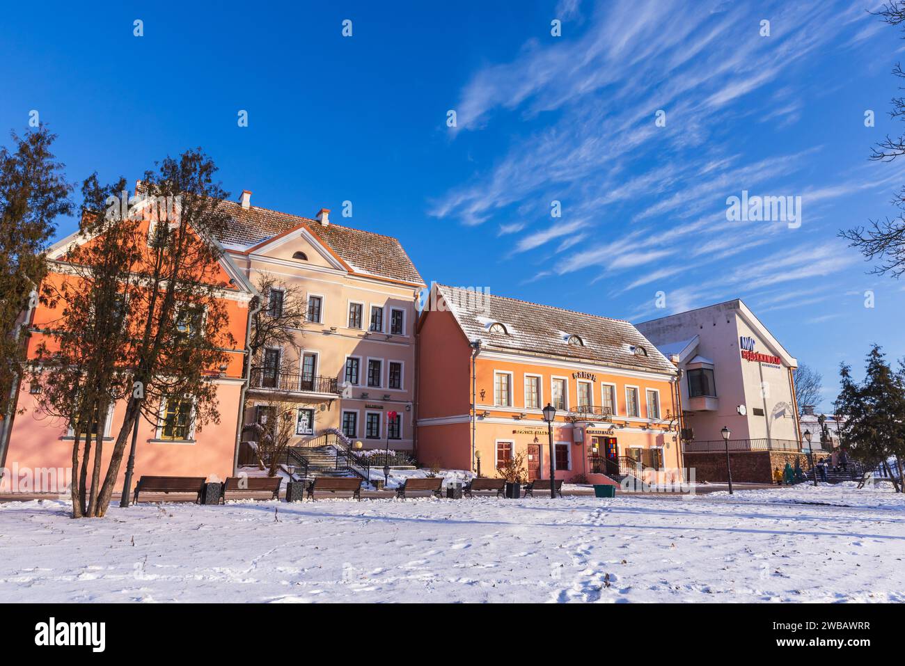 Minsk, Weißrussland - 7. Januar 2024: Blick auf die Dreifaltigkeitsvorstadt mit alten Wohnhäusern an einem sonnigen Wintertag Stockfoto