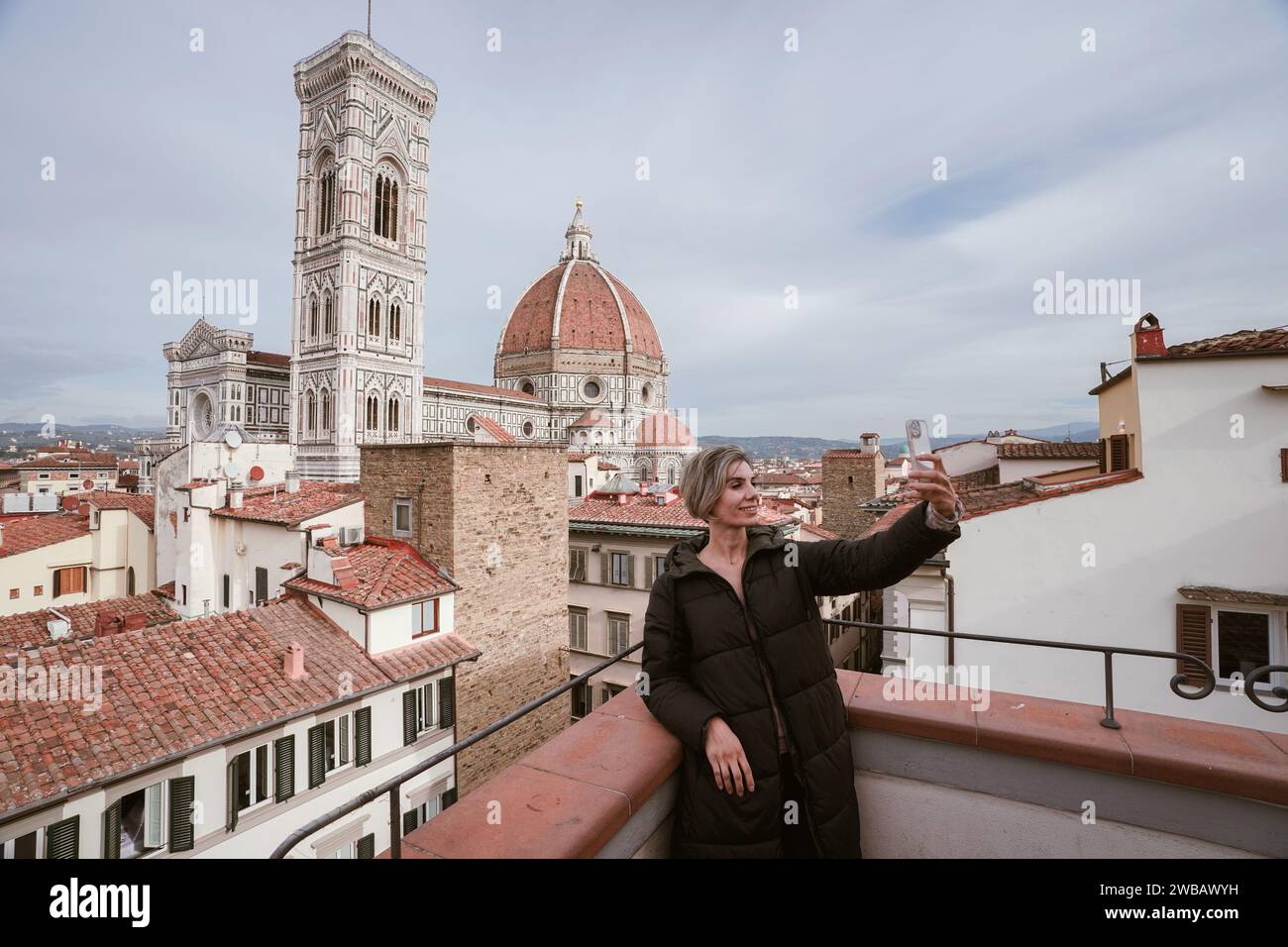 Touristen und Besucher, die ein Selfie gegen die Duomo-Kirche in Florenz Italien machen Stockfoto