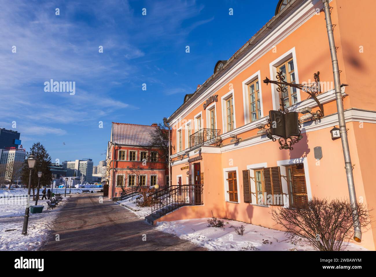Minsk, Weißrussland - 7. Januar 2024: Blick auf die Dreifaltigkeitsvorstadt mit farbenfrohen alten Wohnhäusern an einem sonnigen Wintertag Stockfoto