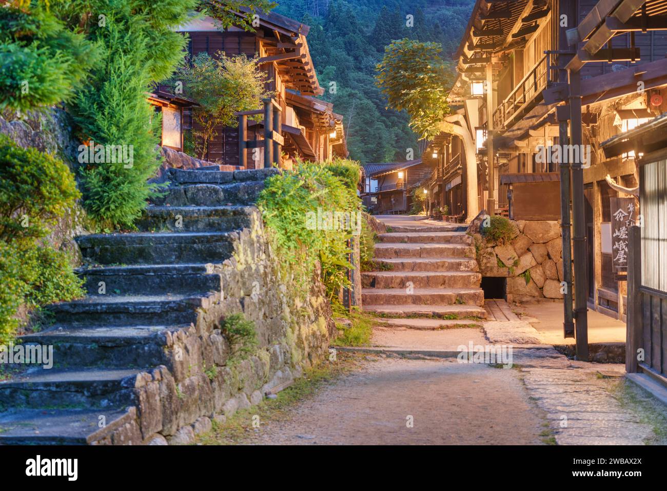 Tsumago, Japan traditionelle historische Poststadt am Nakasendo bei Nacht. Stockfoto