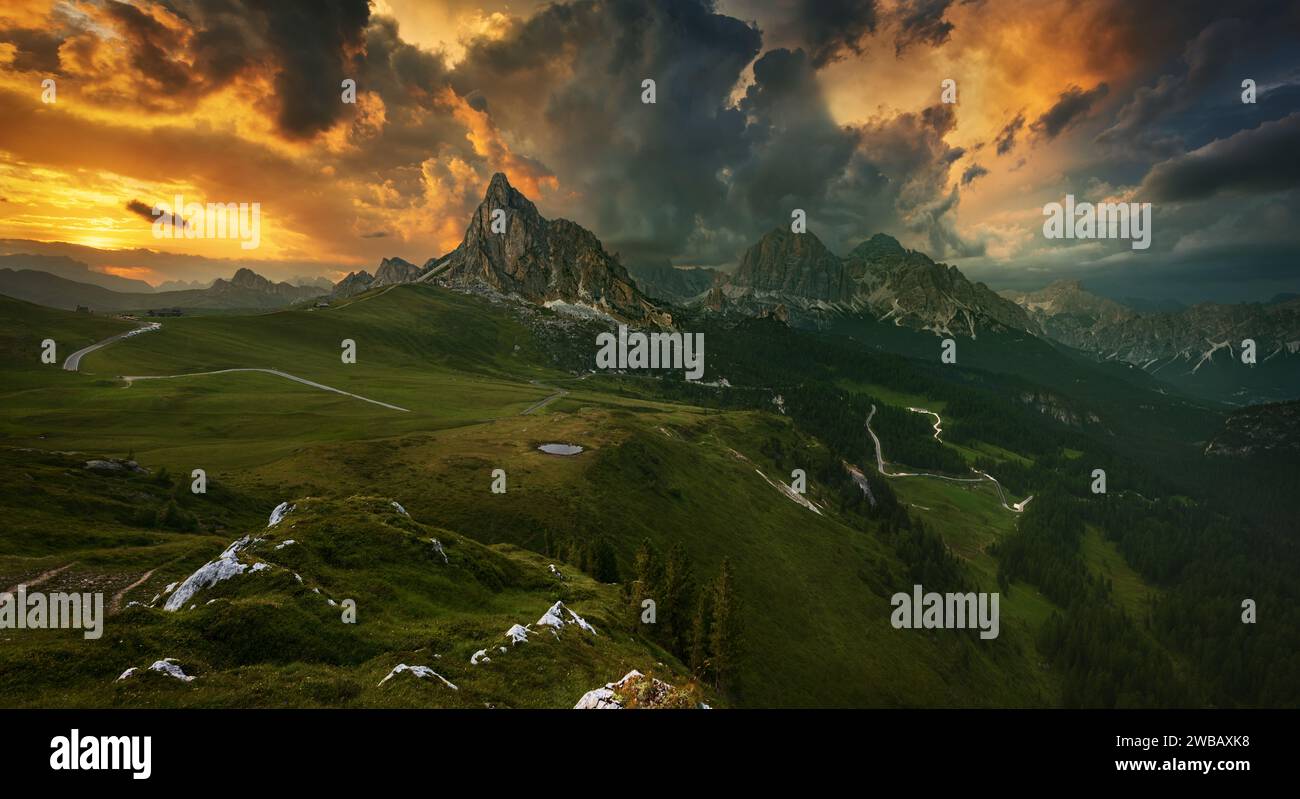 The Giau Pass  is a high mountain pass in the Dolomites in the province of Belluno in Italy. It connects Cortina d'Ampezzo with Colle Santa Lucia. Stockfoto