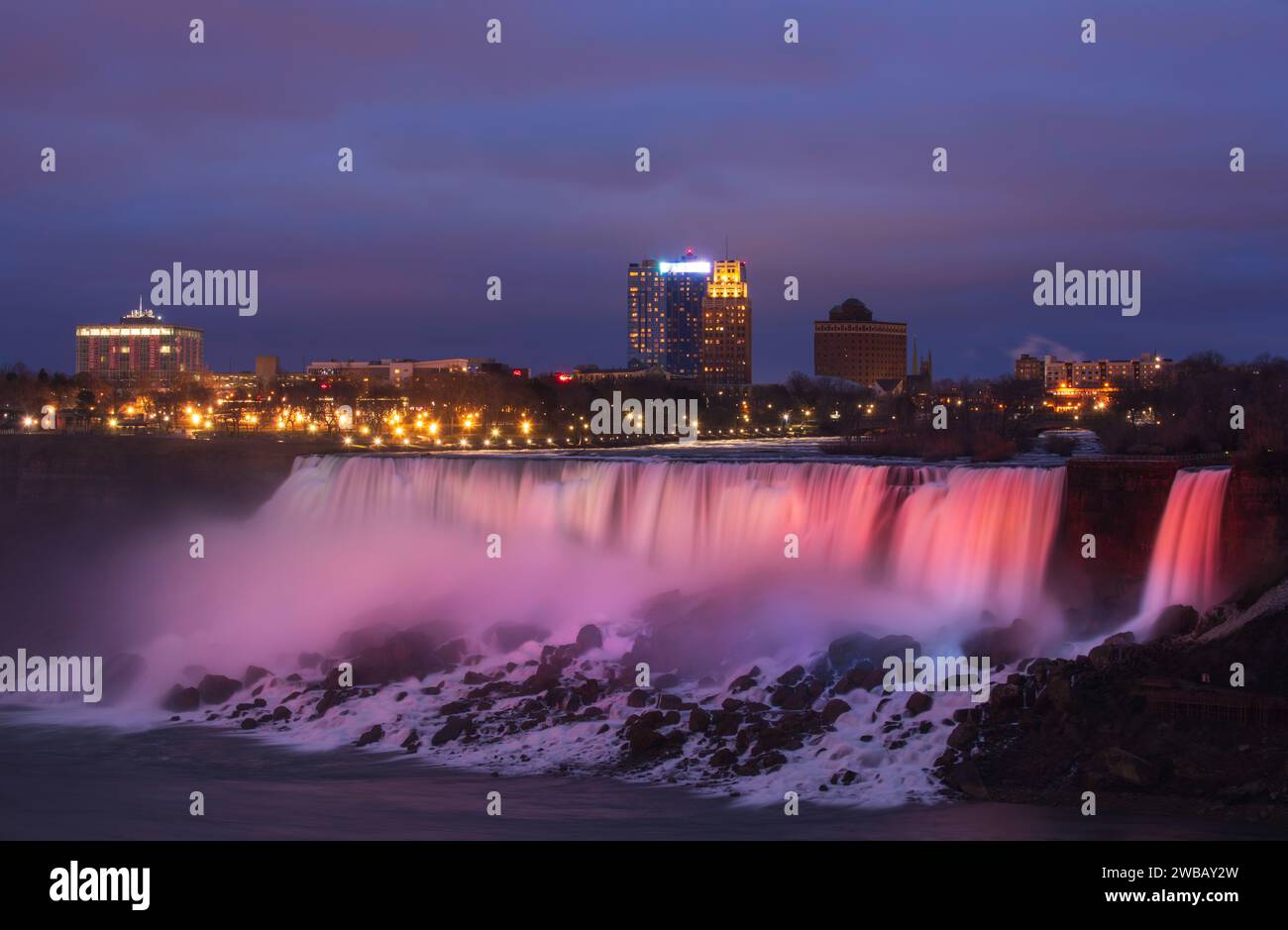 Die mit Flutlicht beleuchteten American Falls in Niagara Stockfoto