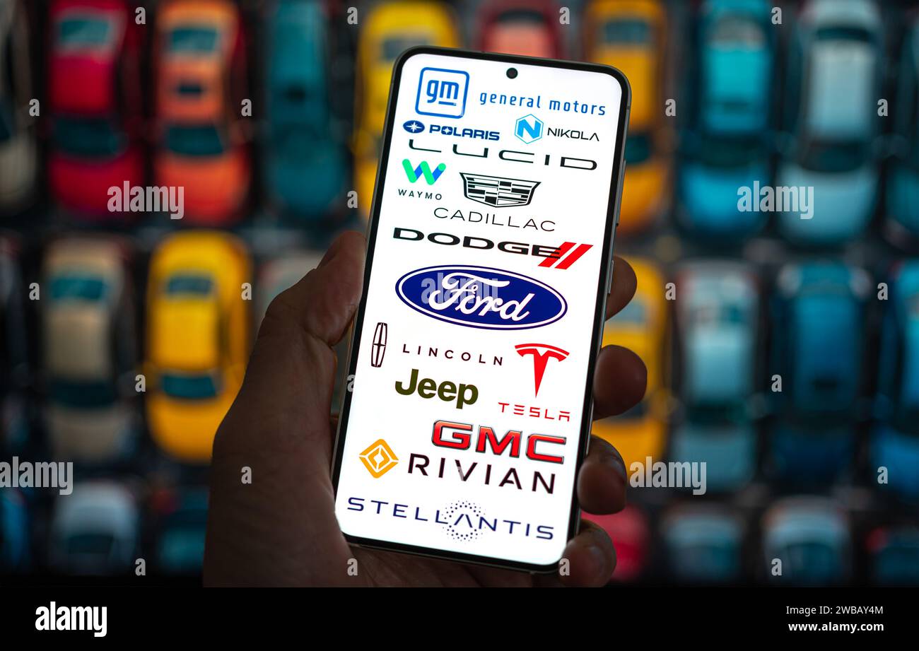 Auf dem Mobiltelefon angezeigte Marken von US-Autoherstellern Stockfoto