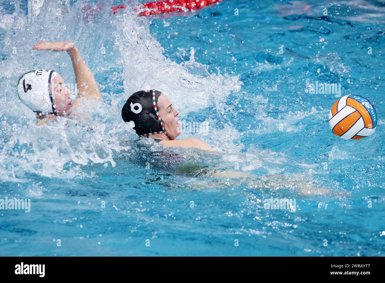 EINDHOVEN – Silvia Avegno (Italien) und Rebecca Parkes (Ungarn) während des Viertelfinales der Frauen-Wasserpolo-Europameisterschaft zwischen Griechenland und Frankreich im Pieter van den Hoogenband Schwimmstadion. ANP-SCHLEIFMASCHINE KONING Stockfoto