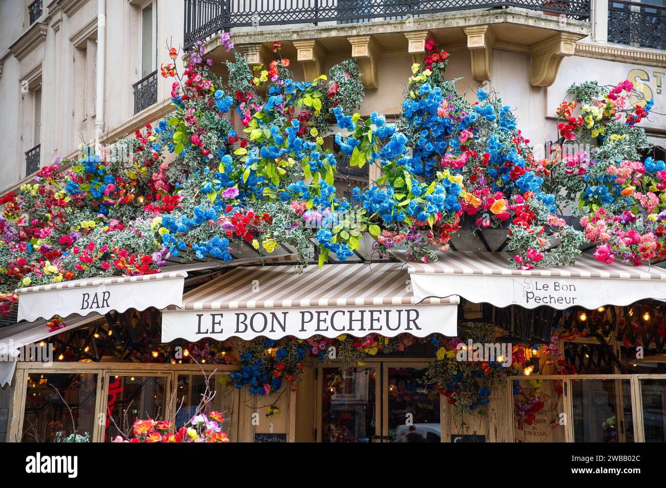 blick auf die straße einer Bar in Paris intensive Farben, wunderschöne Blumendekorationen Stockfoto